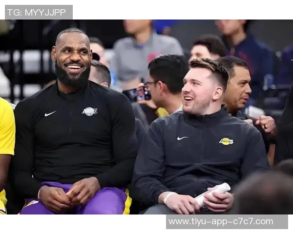 詹姆斯坚持东契奇最后出场引发热议湖记独家揭秘首发阵容介绍背后的故事